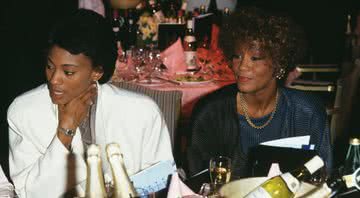 Robyn Crawford (à esq.) junto a Whitney Houston (à dir.) durante premiação - Getty Images