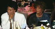 Robyn Crawford (à esq.) junto a Whitney Houston (à dir.) durante premiação - Getty Images