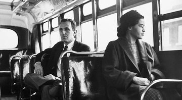 Rosa Parks reproduzindo a cena que mudou os rumos da História - Getty Images