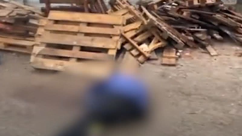 Um dos corpos encontrados na Ucrânia - Divulgação/Vídeo/Youtube
