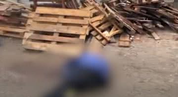Um dos corpos encontrados na Ucrânia - Divulgação/Vídeo/Youtube