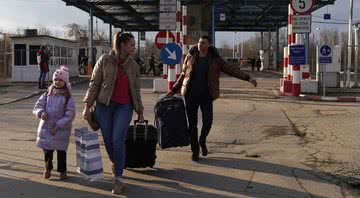 Ucranianos deixam o país em fronteira - Getty Images