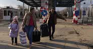 Ucranianos deixando país durante a guerra - Getty Images