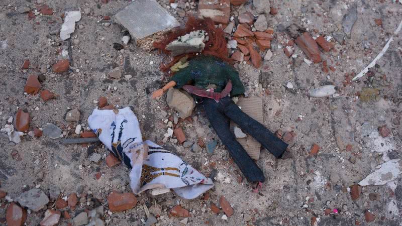 Brinquedo infantil deixado no chão após ataque russo em Kiev