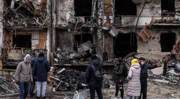 Construções bombardeadas pela Rússia, em Kiev, na Ucrânia - Getty Images