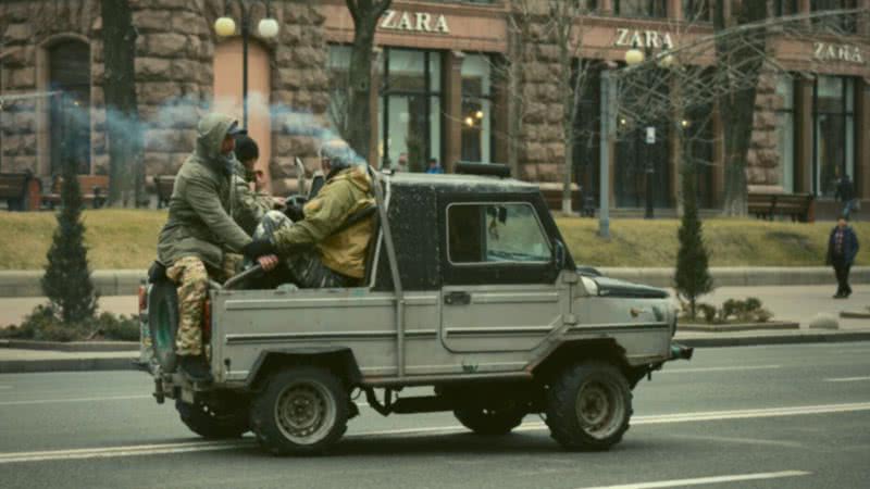 Veículo armado circulando na Ucrânia