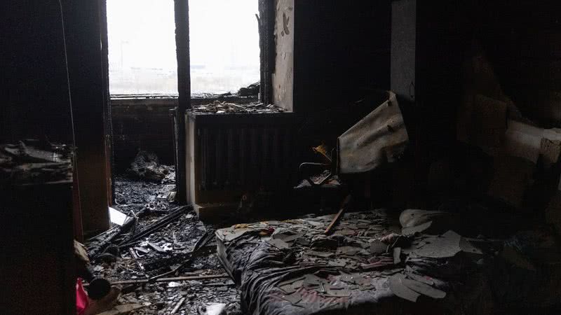 Destruição em apartamento da Ucrânia, após bombardeio