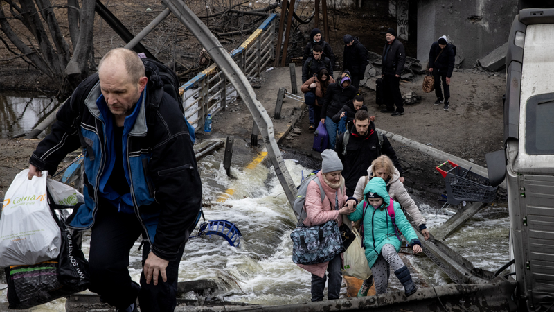 Civis ucranianos na rota de fuga do município de Irpin