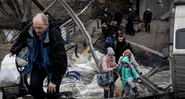 Civis ucranianos na rota de fuga do município de Irpin - Getty Images