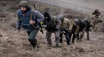 Militares e civis indo ao conflito - Getty Images