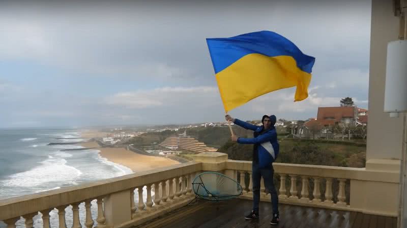 Trecho de vídeo que mostra ativista segurando bandeira da Ucrânia na mansão citada