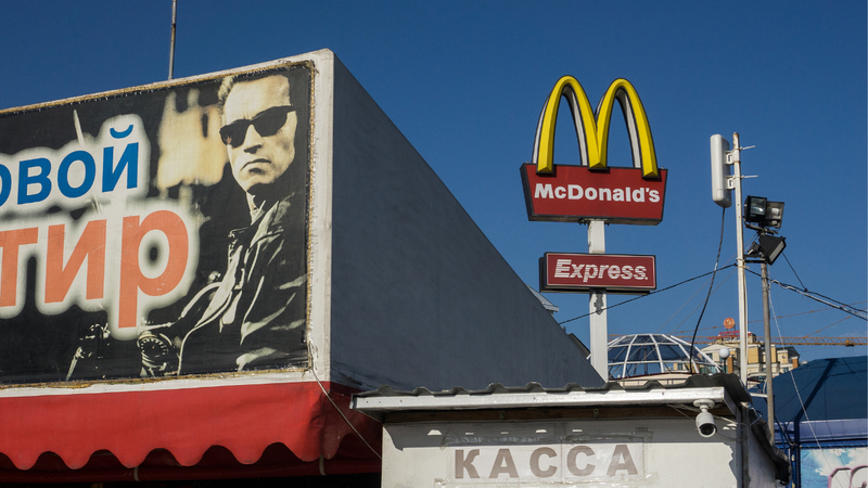 Placa do restaurante McDonald's na Crimeia