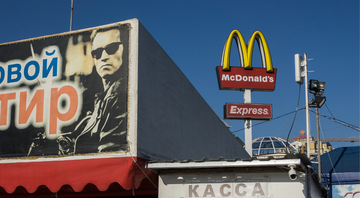 Placa do restaurante McDonald's na Crimeia - Getty Images