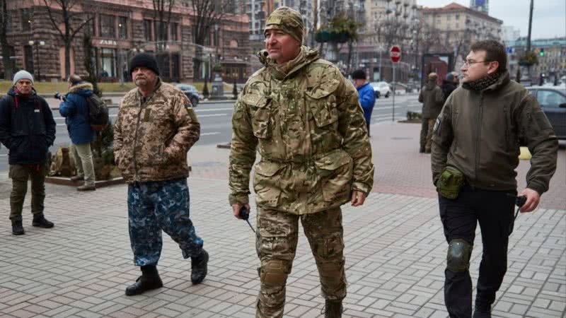 Homem com vestimenta militar circula em cidade ucraniana