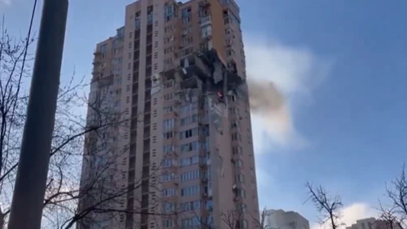 Prédio residencial atingido por míssil russo em Kiev no último dia 26
