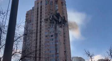 Prédio residencial atingido por míssil russo em Kiev no último dia 26 - Divulgação/Twitter