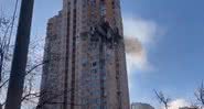 Imagem do prédio residencial atingido pelos russos - Divulgação/Twitter