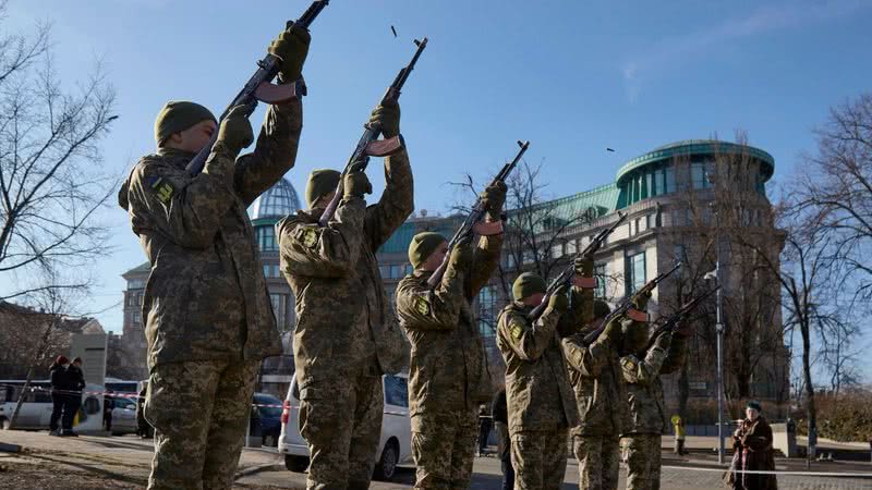 Imagem meramente ilustrativa das Forças Armadas da Ucrânia em formação - Getty Images