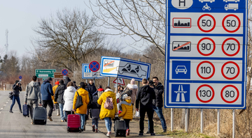Ucranianos deixando país durante a guerra - Getty Images