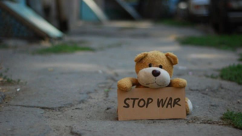 Fotografia meramente ilustrativa de ursinho de pelúcia segurando sinal de "Pare a Guerra" - Divulgação/ Pixabay/ murrrchalla