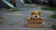 Fotografia meramente ilustrativa de ursinho de pelúcia segurando sinal de "Pare a Guerra" - Divulgação/ Pixabay/ murrrchalla