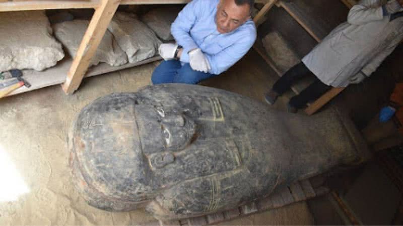 Sarcófago escuro revelado - Ministério de Antiguidades do Egito