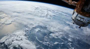 Foto de um satélite orbitando a Terra - Pixabay