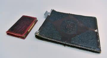 O álbum junto a carteira, ambos confeccionados com pele humana - Museu de Auschwitz