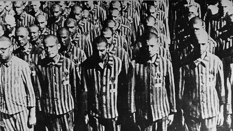 Prisioneiros em um campo de concentração - Wikimedia Commons