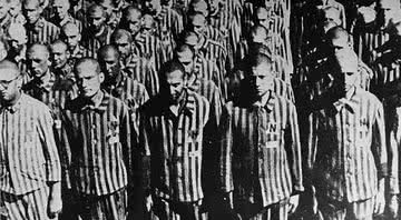 Prisioneiros do campo de concentração de Buchenwald, durante o período do Holocausto - Wikimedia Commons