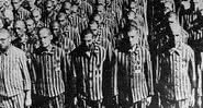 Prisioneiros do campo de concentração de Buchenwald, durante o período do Holocausto - Wikimedia Commons
