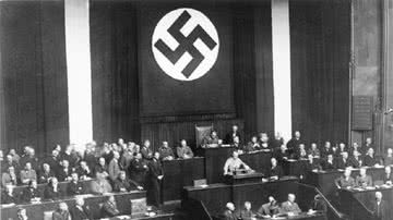 Hitler promovendo discurso sobre a Lei de Concessão de Plenos Poderes - Bundesarchiv