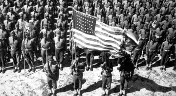 Soldados dos EUA com a bandeira do país - Wikimedia Commons