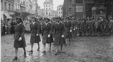 Mulheres do 6888º Batalhão do Diretório Postal Central - US National Archives and Records Administration via Domínio Público