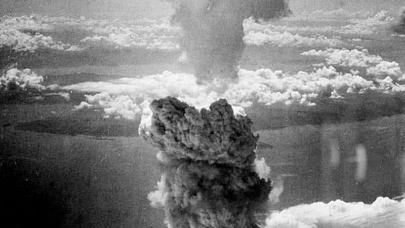 O efeito da bomba em Nagasaki - George R. Caron via Wikimedia Commons / Domínio Público