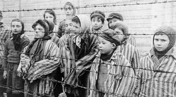 Crianças em campo de concentração - Domínio Público