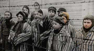 As irmãs Eva e Miriam Kor no campo de concentração de Auschwitz-Birkenau - Wikimedia Commons
