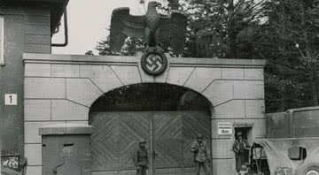 Entrada do campo de concentração de Dachau, em 1945 - Wikimedia Commons
