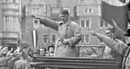 Adolf Hitler em um comício do Partido Nazista - Wikimedia Commons