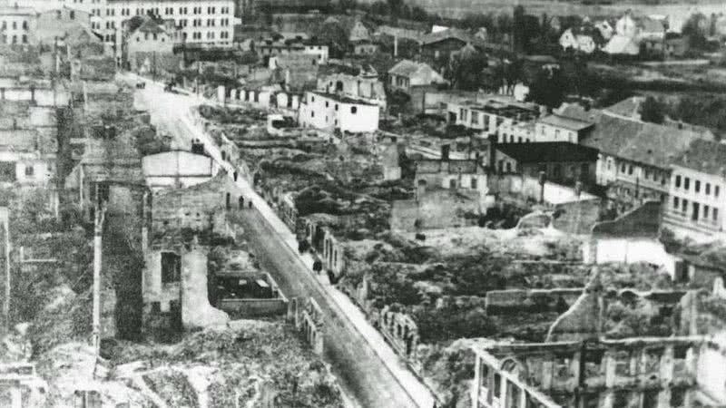 Fotografia mostrando cidade de Demmin em ruínas após invasão inimiga - Divulgação /  Statt-Museum Demmin