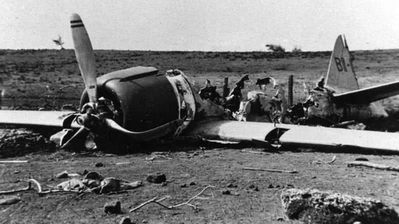 Fotografia do avião japonês destroçado - Wikimedia Commons