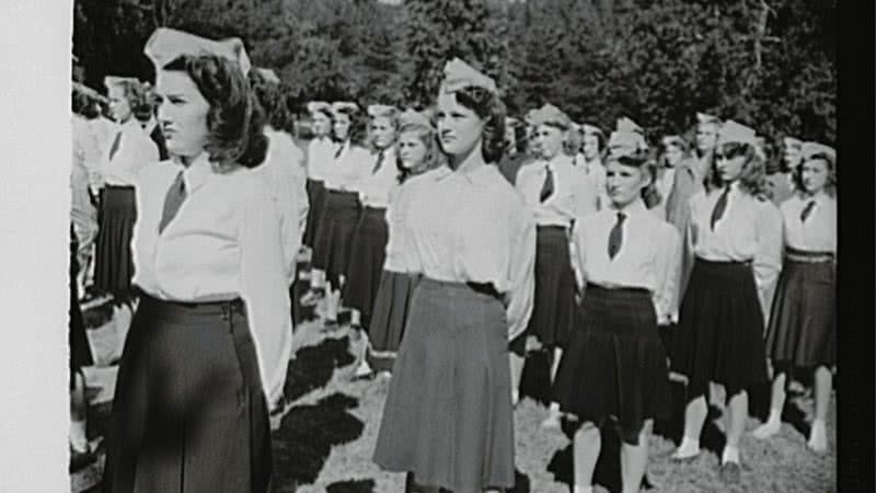 Jovens em formação durante a Segunda Guerra Mundial