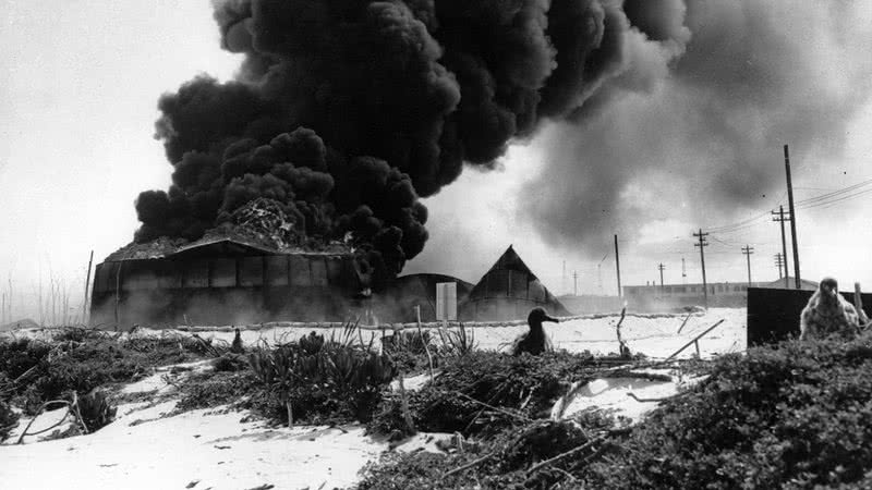 Explosão em tanques de óleo no atol de Midway