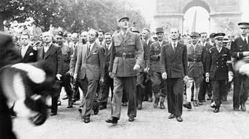 Agosto de 1944: O General de Gaulle e a comitiva caminham pelos Champs Élysées - Domínio público