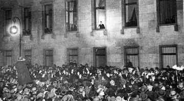 Fotografia de Hitler na janela da Chancelaria do Reich, em 30 de janeiro de 1933 - Wikimedia Commons