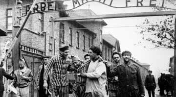 Soldados soviéticos e prisioneiros libertados em janeiro de 1945 - Domínio Público