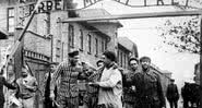 Soldados soviéticos e prisioneiros libertados em janeiro de 1945 - Domínio Público