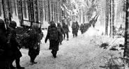 Tropas norte-americanas marchando na Floresta de Ardenas em janeiro de 1945 - Domínio Público/ Creative Commons/ Wikimedia Commons
