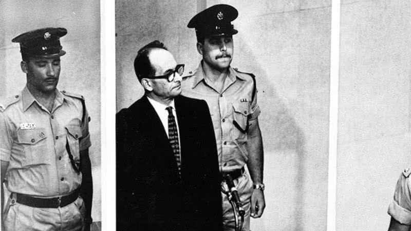 Adolf Eichmann em seu julgamento - Wikimedia Commons
