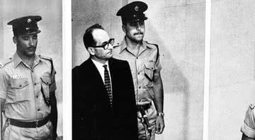 Adolf Eichmann em seu julgamento - Wikimedia Commons